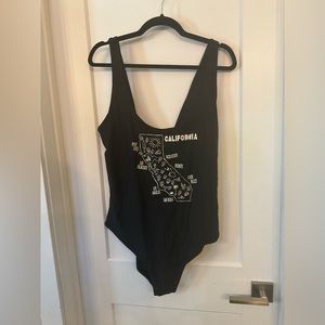 EUC Old Navy Size XXL Black graphic one piece swimsuit